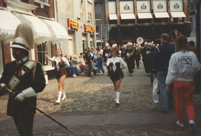 605833 Afbeelding van drumband met majorettes van het Showcorps Victory tijdens een optocht op Voor Clarenburg te Utrecht.